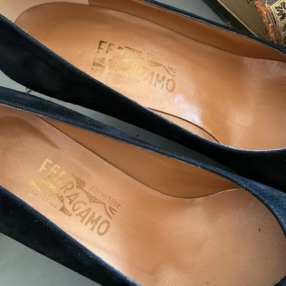 Women’s Salvatore Ferragamo black Suede Heels Shoes Pump - Picture 2 of 8